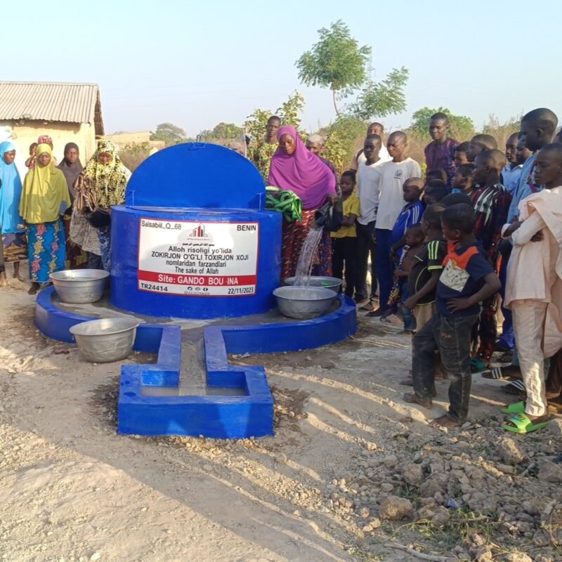 Surface well with bucket and cover for well in Benin